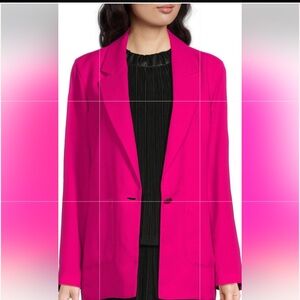 This oversized blazer is designed in a one-button with front patch